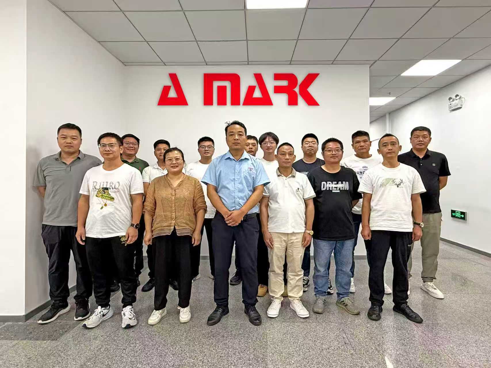 ▲ 郑师傅（后排右二）在上海参加焊接技术主管系统学习及考试